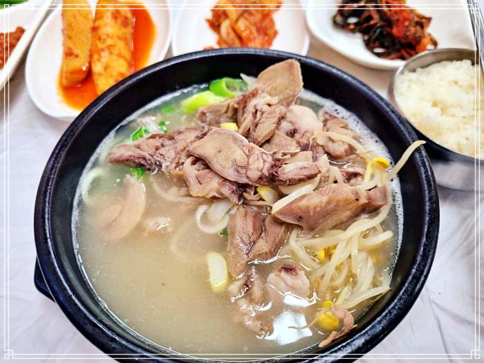 순천 웃장국밥거리 맛집 1+1 맛집, 9천원, 배춧잎 수육 한 접시 서비스, 순대국밥
