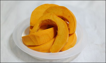 껍질을 벗긴 단호박