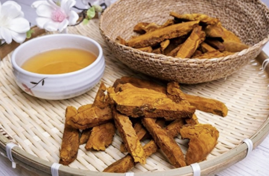 상황버섯을 편으로 자른 것을 대나무로 만든 바구니에 여러 개 담아 두고 상황버섯을 달여서 축출을 한 차를 동그랗고 하얀 그릇에 반쯤 담아 둔 것을 같이 놓아두고 찍은 사진