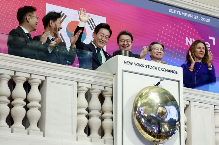 이재명 대통령이 25일(현지시간) 미국 뉴욕 증권거래소에서 개장을 알리는 버튼을 누른 뒤 손을 흔들고 있다.