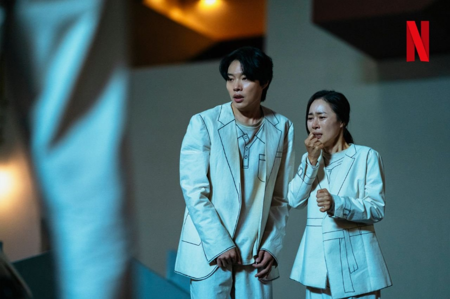 류준열과 문정희의 겁에 질린 표정