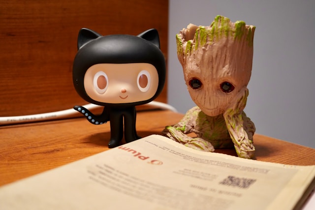 Github 마스코트와 그루트 (이미지 출처 : Unsplash - Praveen Thirumurugan )
