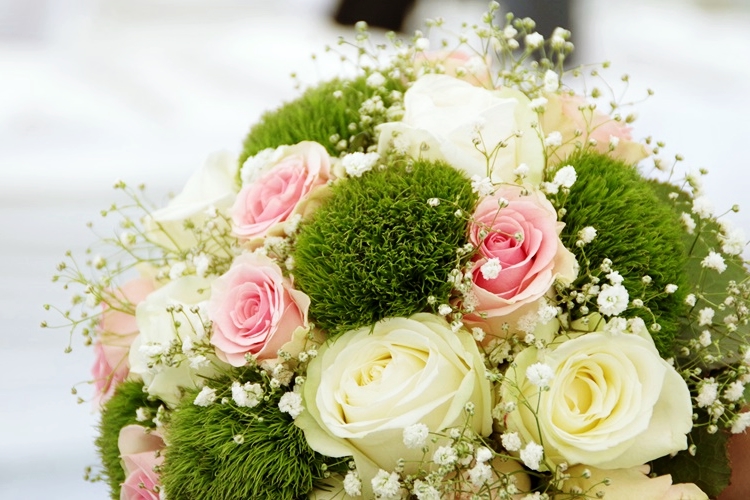 장미와 작은 풀들이 엮인 꽃다발