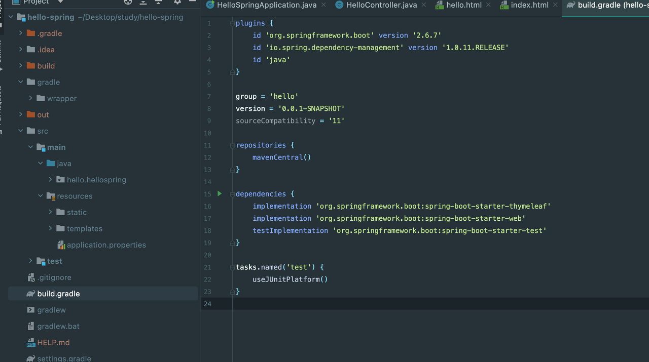 스프링 부트 프로젝트의 build.gradle 파일에 버전과 라이브러리 의존성이 정의된 코드 화면