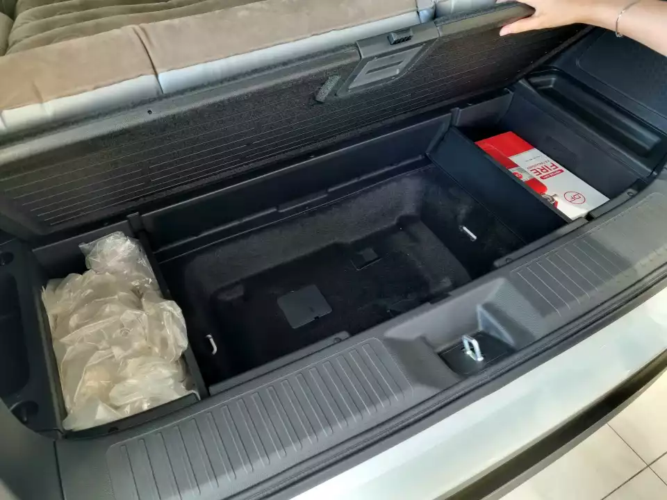 분리한 2열 가운데 시트는 3열 뒤 언더 플로어 수납함에 넣으면 됩니다.