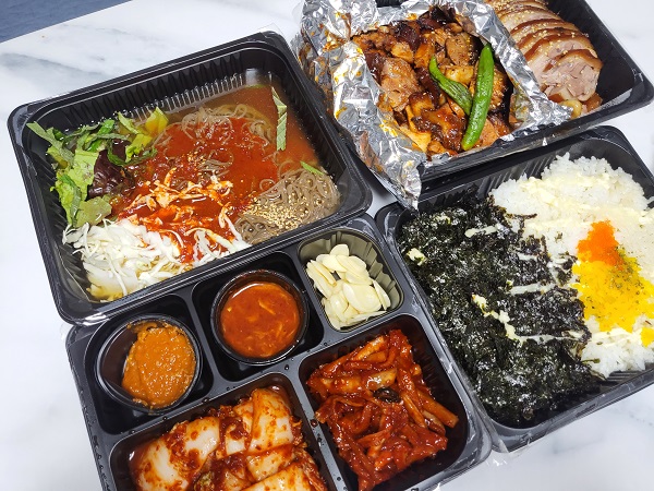 청담족발 반반족발 막국수 주먹밥 기본반찬