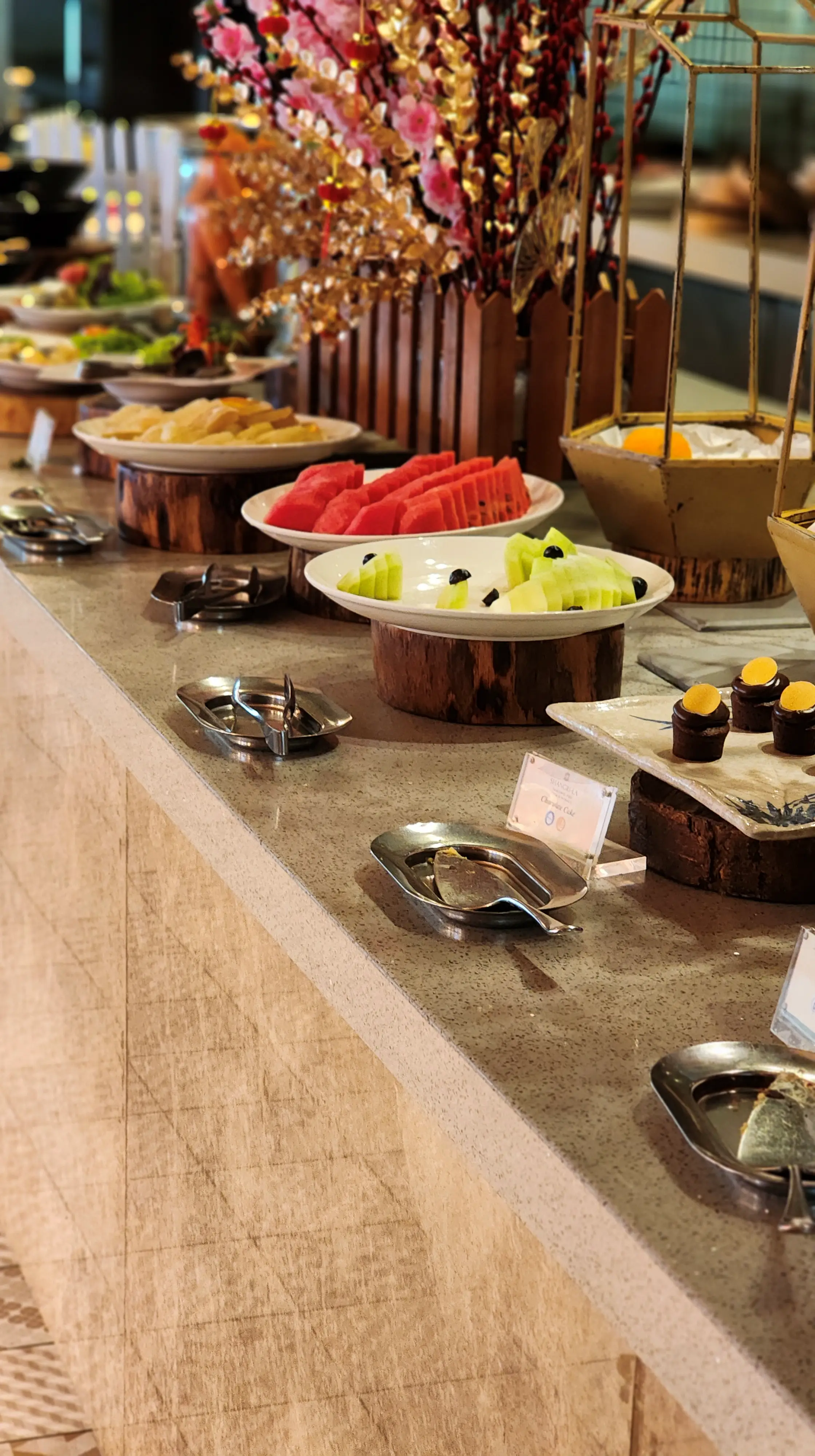 중식-부페에-음식이-담겨져-있는-사진-03