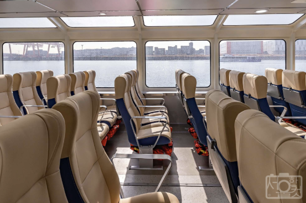 한강버스 선박 내부 중간 좌석 이미지