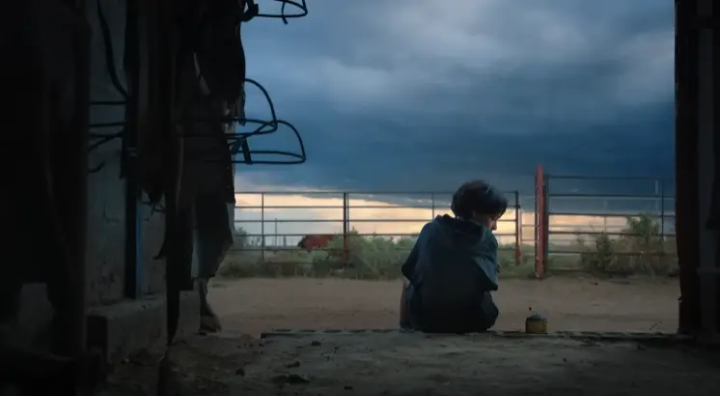 오르골옆에앉아있는에반휘튼