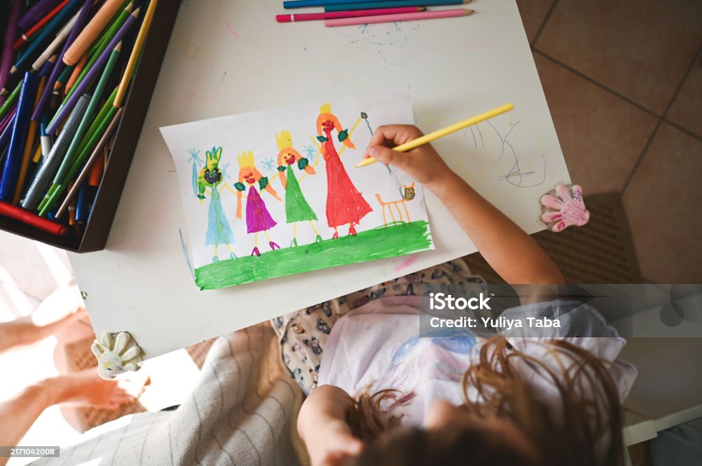 손을 강조한 그림