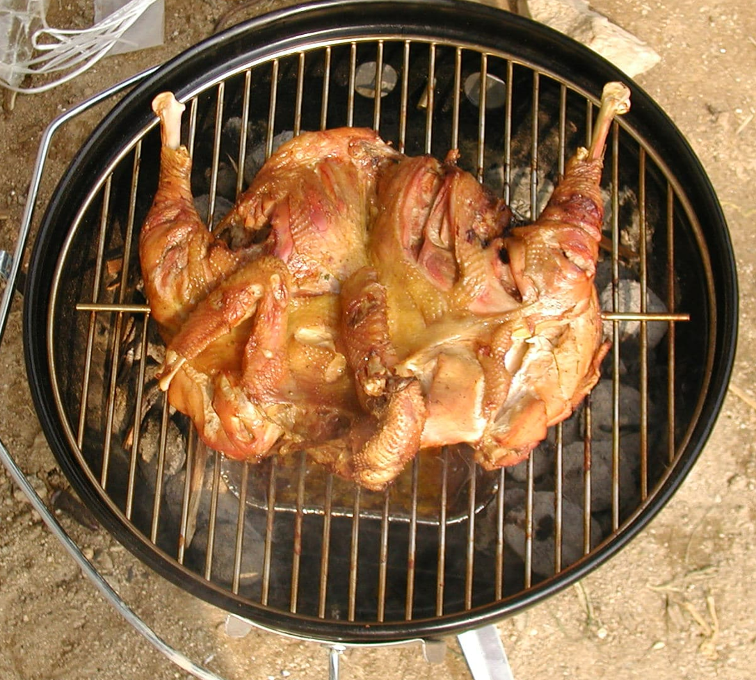로스트 치킨이 웨버 그릴에 올려져 있는 모습