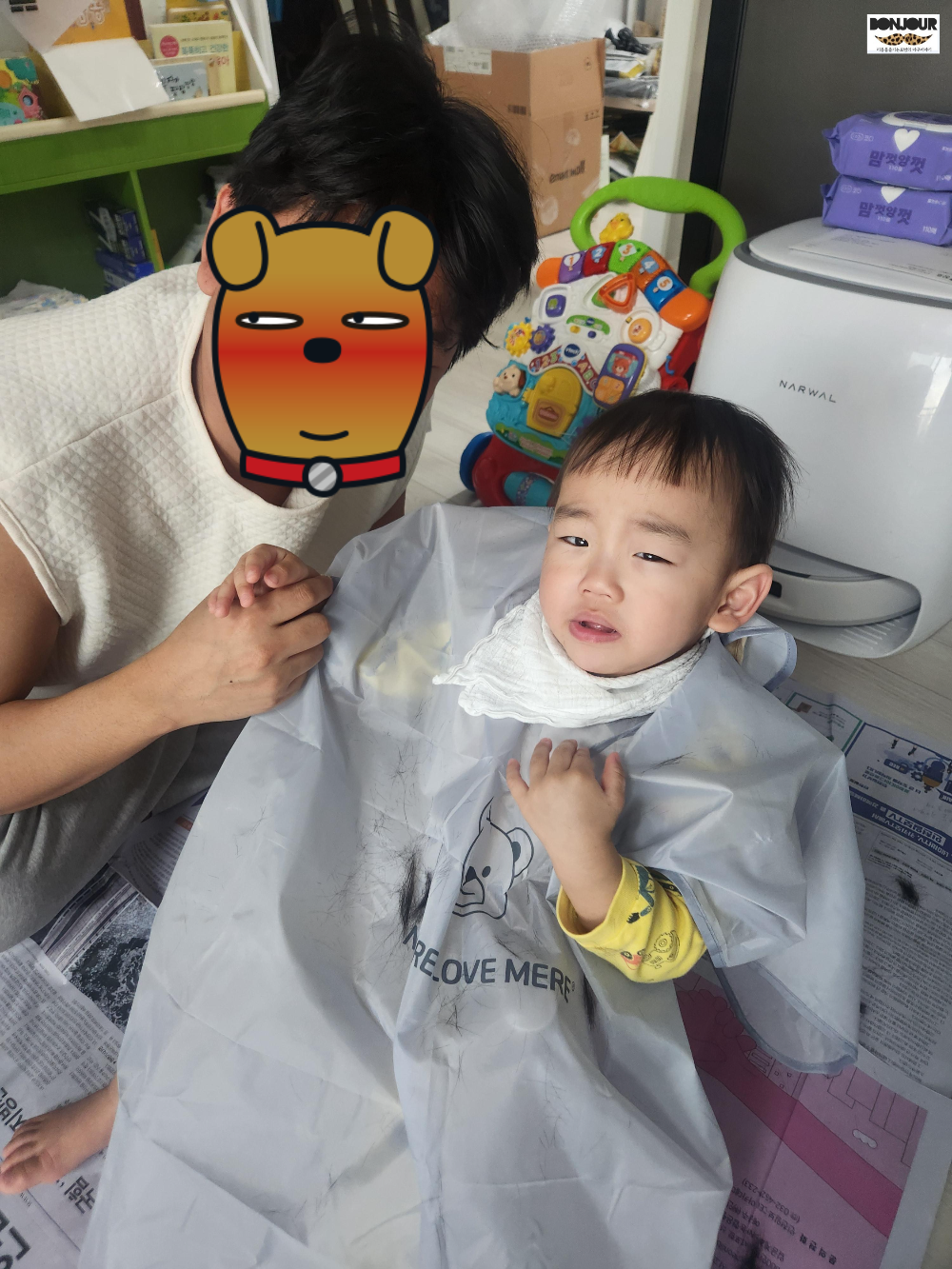 아빠와 함께 머리 자르기 마무리한 아기의 모습