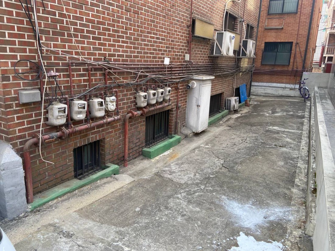 반지하 주택의 냄새 유입 경로 24시간 추적 실험