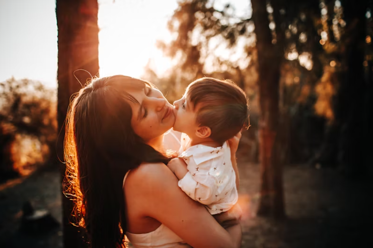 자연 속에서 아이가 엄마에게 입맞춤하며 교감하는 모습