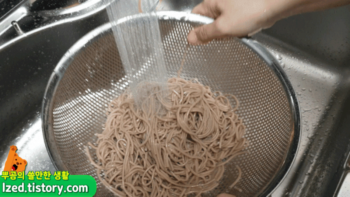 잘 삶은 면을 찬물에 행궈줍니다.