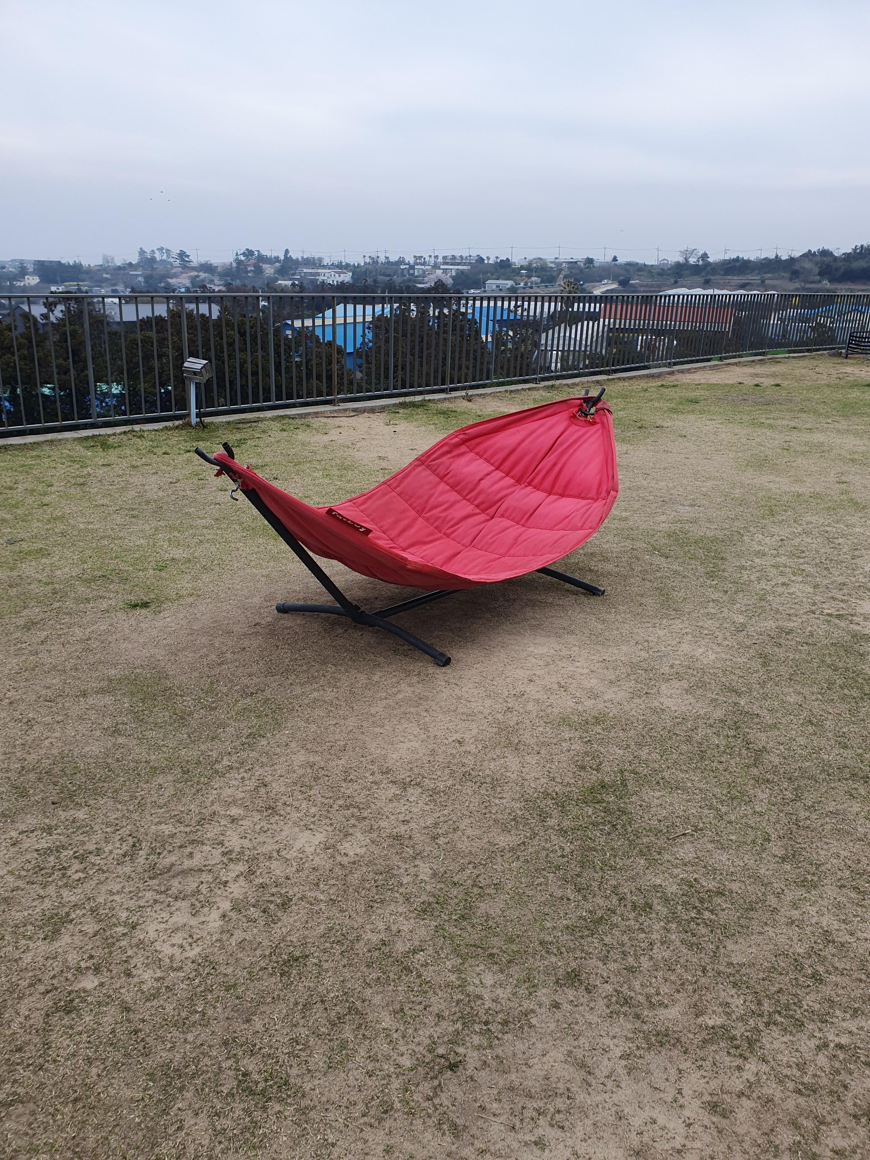 제주 토토아뜰리에 잔디밭에 설치된 해먹.. 이건 찢어져서 못누워있음!