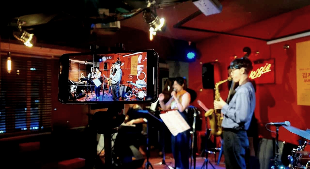 이태원 재즈바의 라이브 공연과 와인 테이블. [ⓒ네이버 플레이스 &lsquo;부기우기&rsquo;]