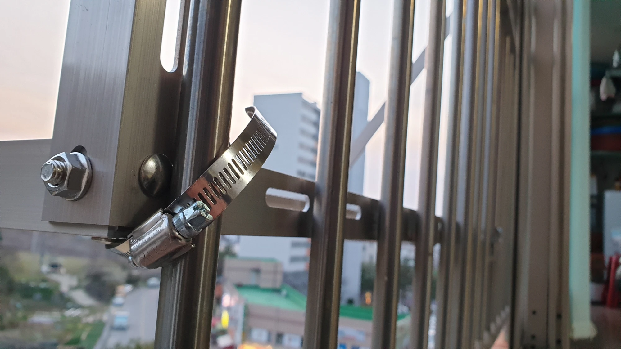 실외기 거치대 고정 모습