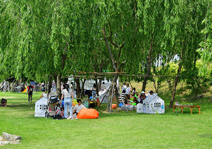 아이와 함께 황룡강 꽃길을 걷는 가족의 모습