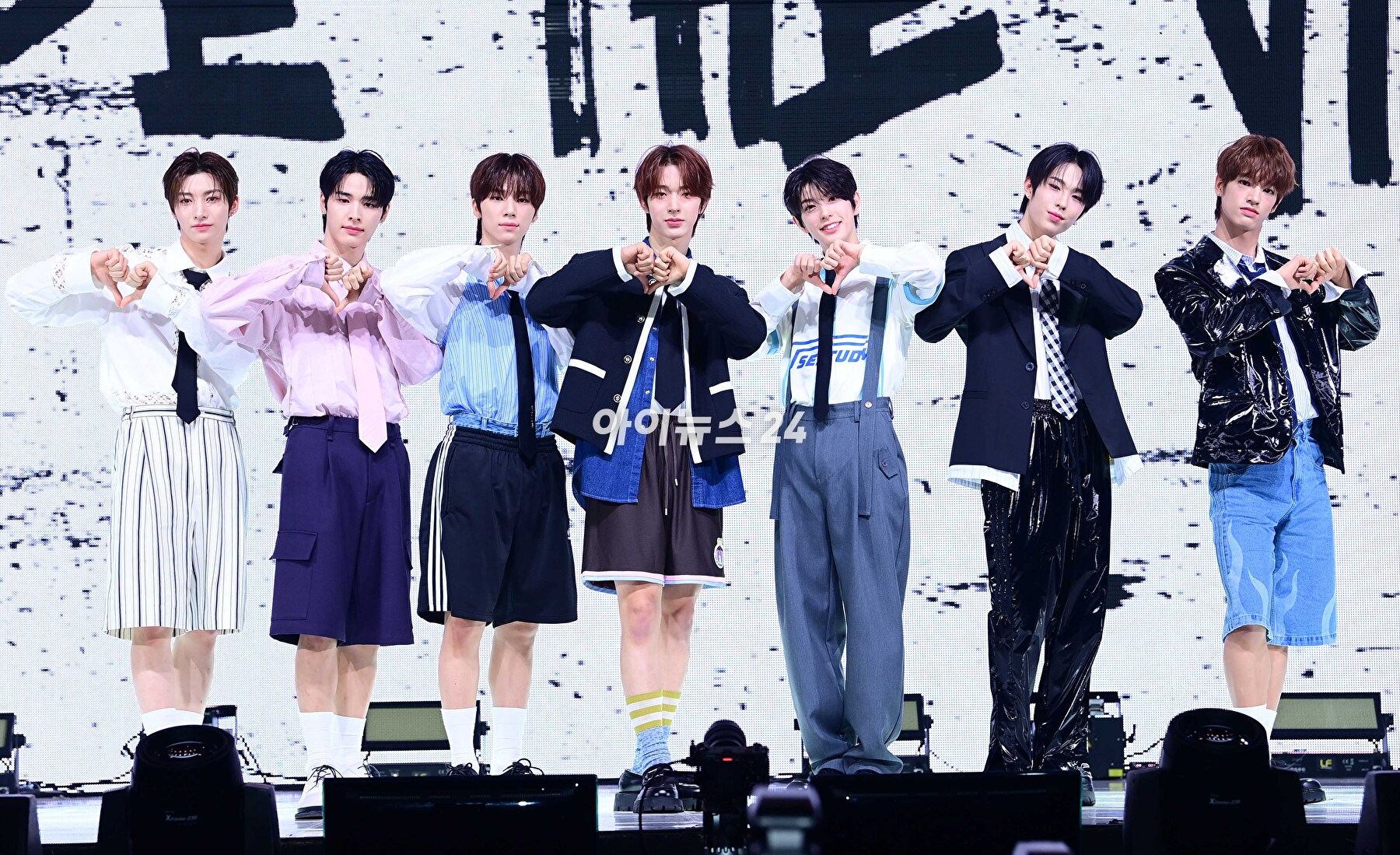 그룹 넥스지가 20일 오후 서울 광진구 광장동 예스24라이브홀에서 열린 JYP 신인 보이그룹 NEXZ(넥스지) 데뷔 싱글 'Ride the Vibe'(라이드 더 바이브) 프레스 쇼케이스에 참석하고 있다. [사진=정소희 기자]