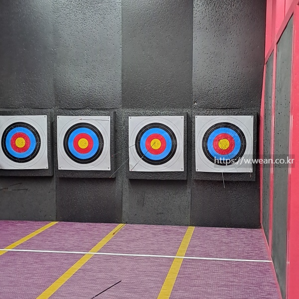 양궁 과녁이 놓여 있습니다.