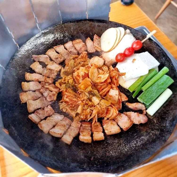 오션뷰 바다 보며 먹는 솥뚜껑에 구운 묵은지 삼겹살 맛있는 곳 추천