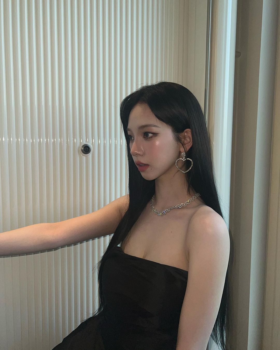 에스파 카리나의 블랙 드레스