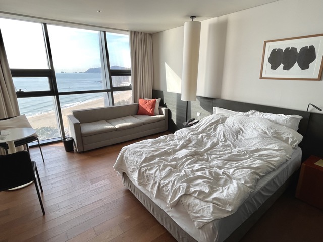 신라스테이-해운대-프리미어-디럭스더블-오션뷰-커튼걷은-실내모습