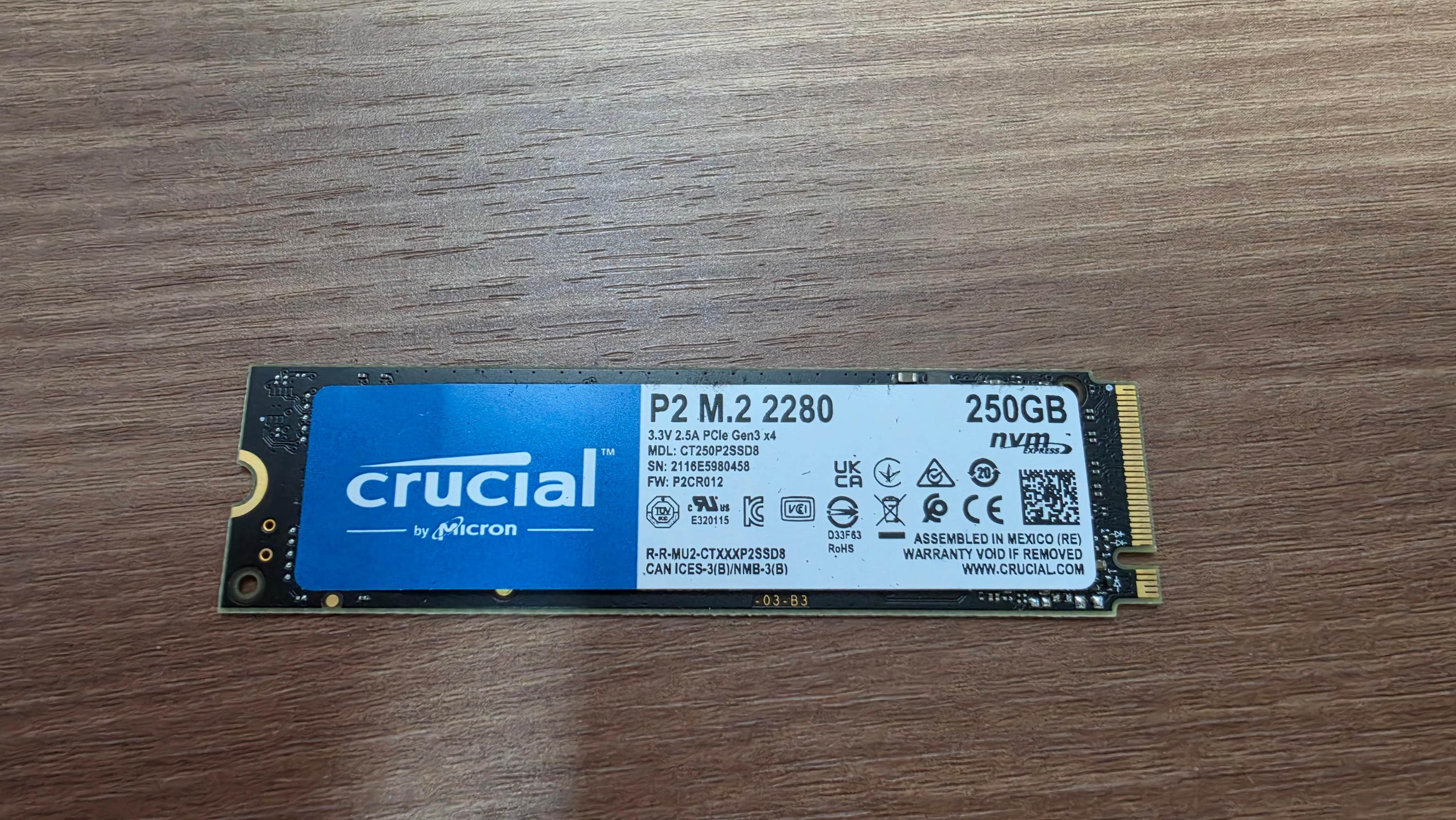 마이크론 Crucial P2 M.2 2280 아스크텍 (250GB) 정면 모습