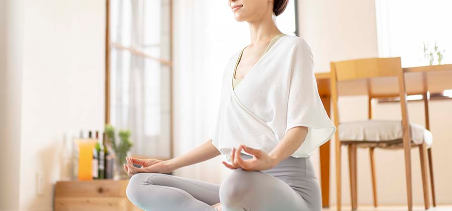 천천히 심호흡을 한다.