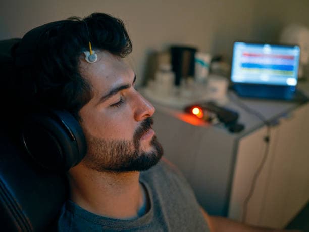 수면 중 뉴로피드백(Neurofeedback) 기술이 불안장애 완화에 미치는 영향