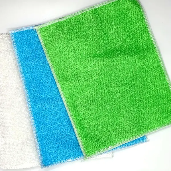 흰색, 파란색, 초록색의 대나무 주방 행주 3장이 깔끔하게 펼쳐져 있는 모습