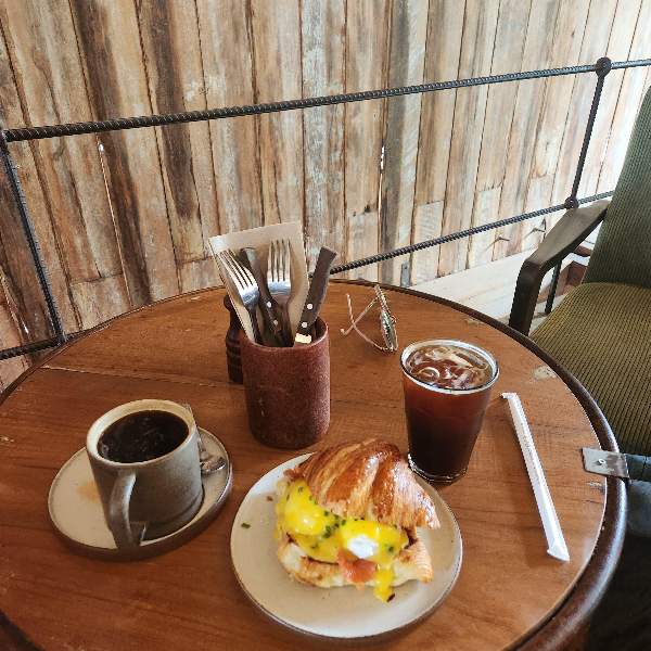 테이블 위에 커피 두 잔과 크로아상