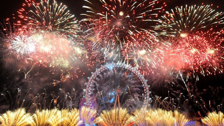 가운데 관람차를 중심으로 형형색색의 불꽃 폭죽들이 터지고 있는 사진