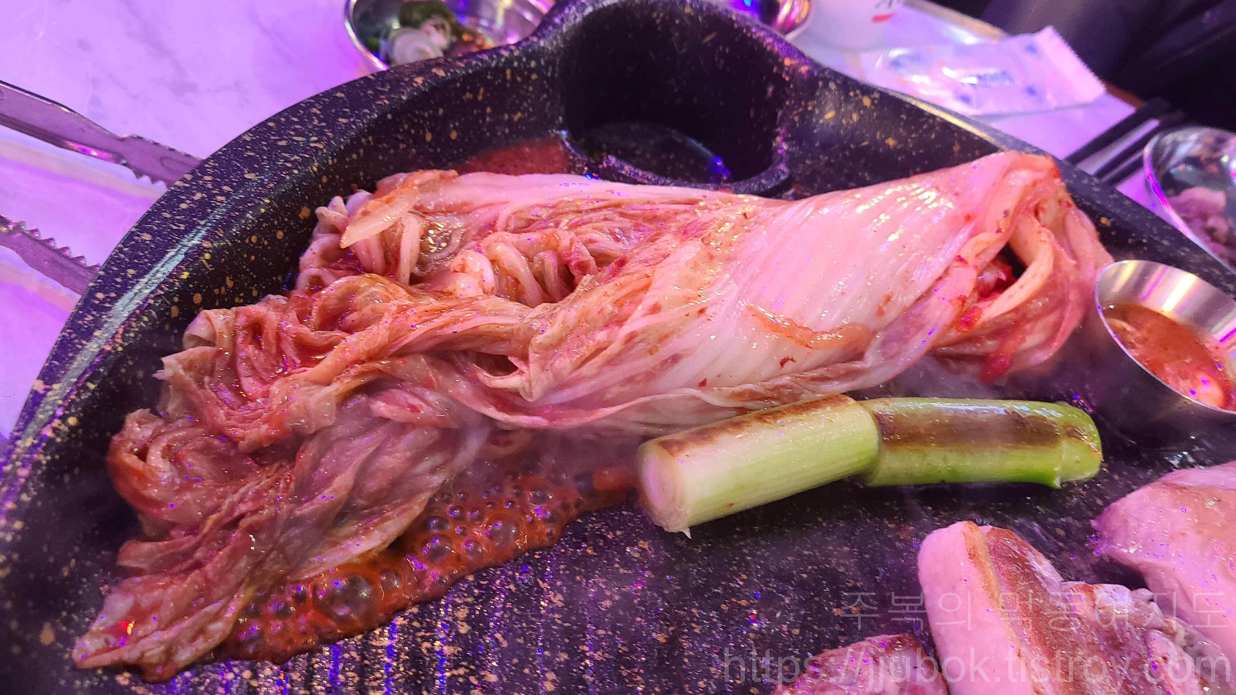 돼슐랭-삼산점-김치-굽기