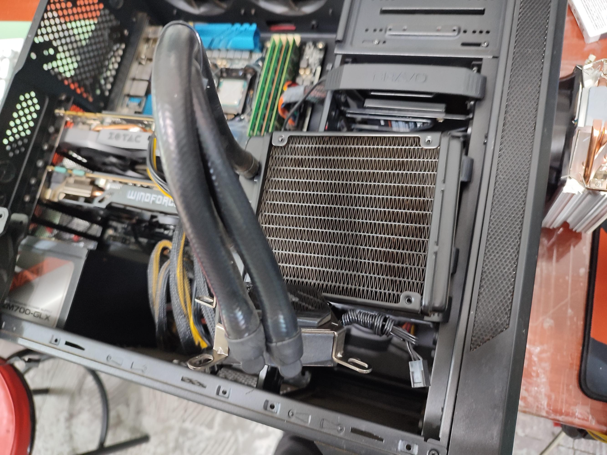 라디에이터의 먼지를 칫솔로 털어내고 있습니다.