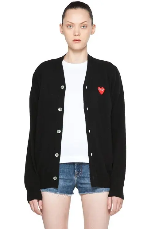 꼼데가르송의 클래식한 디자인 가디건