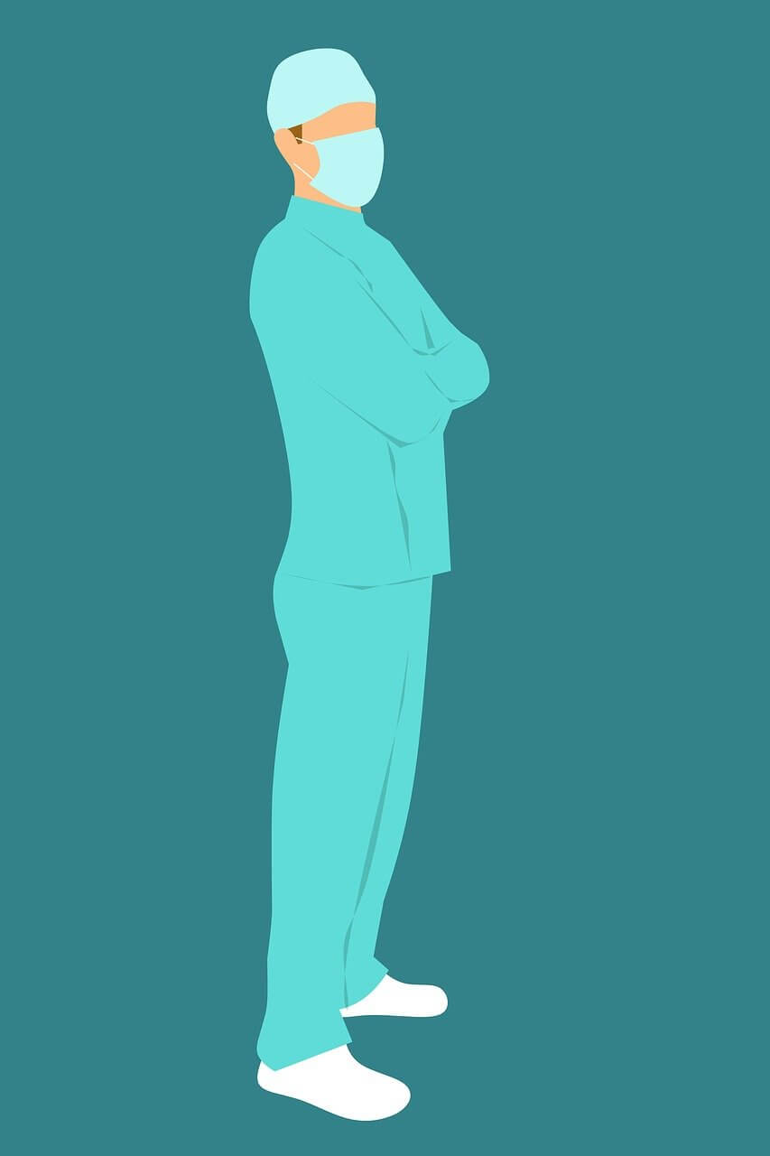수술복 입고 서있는