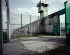 철망이-높게쳐져있고-담벼락이-높으며-철통같은-감시망이-있는-교도소