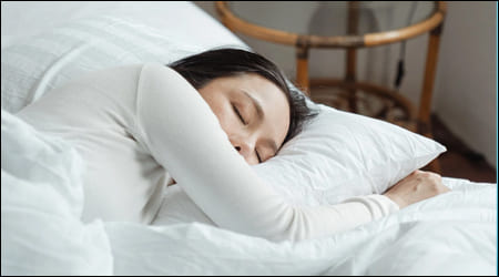 숙면을 취하고 있는 여성