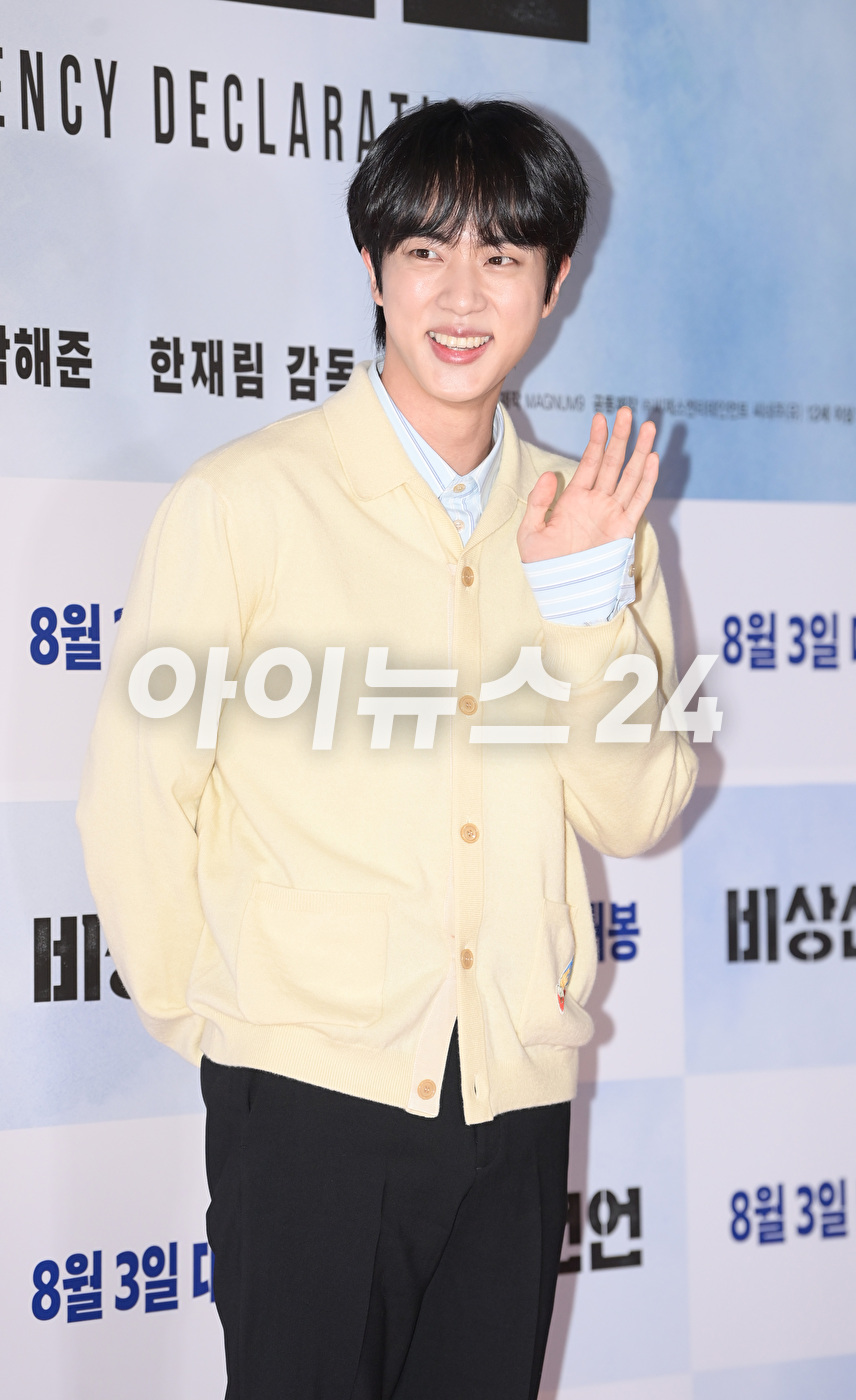 방탄소년단 진이 25일 오후 서울 삼성동 메가박스 코엑스에서 열린 영화 &#39;비상선언&#39;(감독 한재림) VIP 시사회에 참석해 포토타임을 갖고 있다. [사진=정소희 기자]