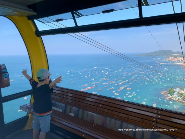 푸꾸옥-케이블카-푸른-바다위-신나는-아이