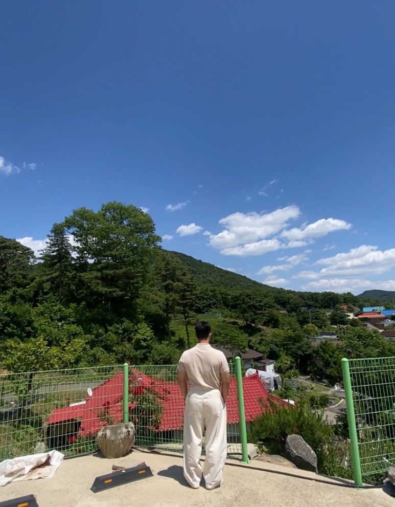 데일리룩(2024. 6. 1.)_라코스테 카라티 베이지, 루미녹스 7050 시계, 무신사스탠다드 무신사 데님 와이드 벌룬 팬츠 크림, 나이키 덩크로우 레트로 팀골드 화이트 베이지