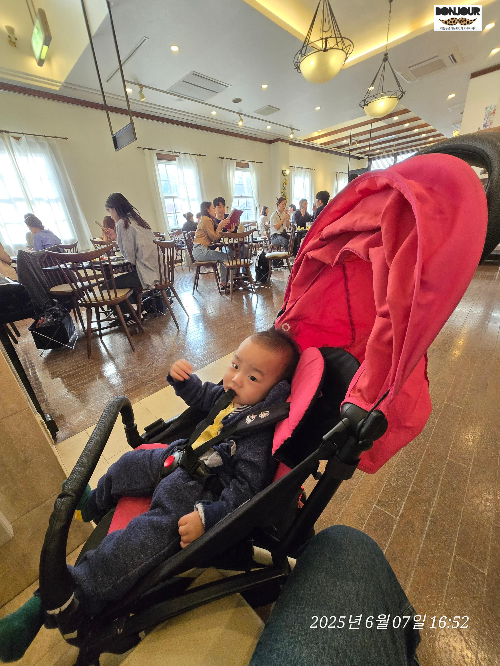 르타오 디저트 카페 2층에서 대기하고 있는 유모차에 타고 있는 10개월 아기