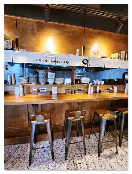 카도식당 내부