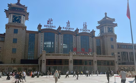 김정은 북한 국무위원장이 중국의 항일전쟁 80주년 전승절 열병식 참석을 위해 특별열차를 타고 중국을 향해 출발한 1일 오후, 김 위원장이 도착할 것으로 예상되는 중국 베이징역으로 열차를 이용하려는 여객들이 오가고 있다.