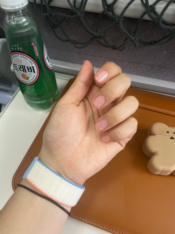 손가락을-오므리고-있는-사진
