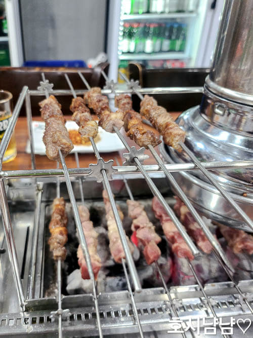 덕풍시장 칭따오양꼬치 기계로 굽는 회전 꼬치