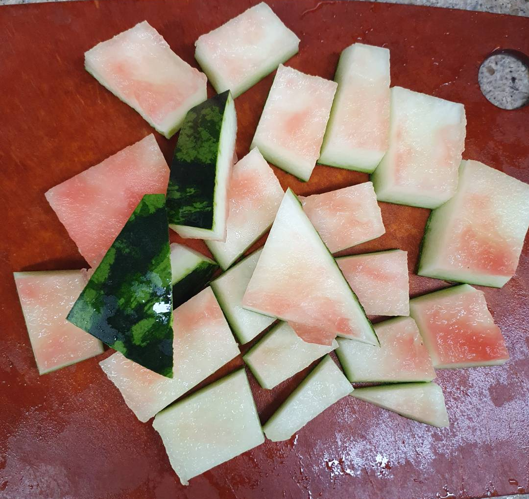 수박껍질 자른 사진