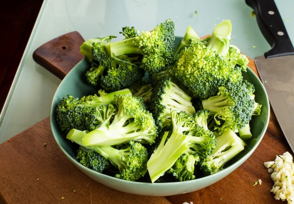 접시에-담긴-손질된-브로콜리